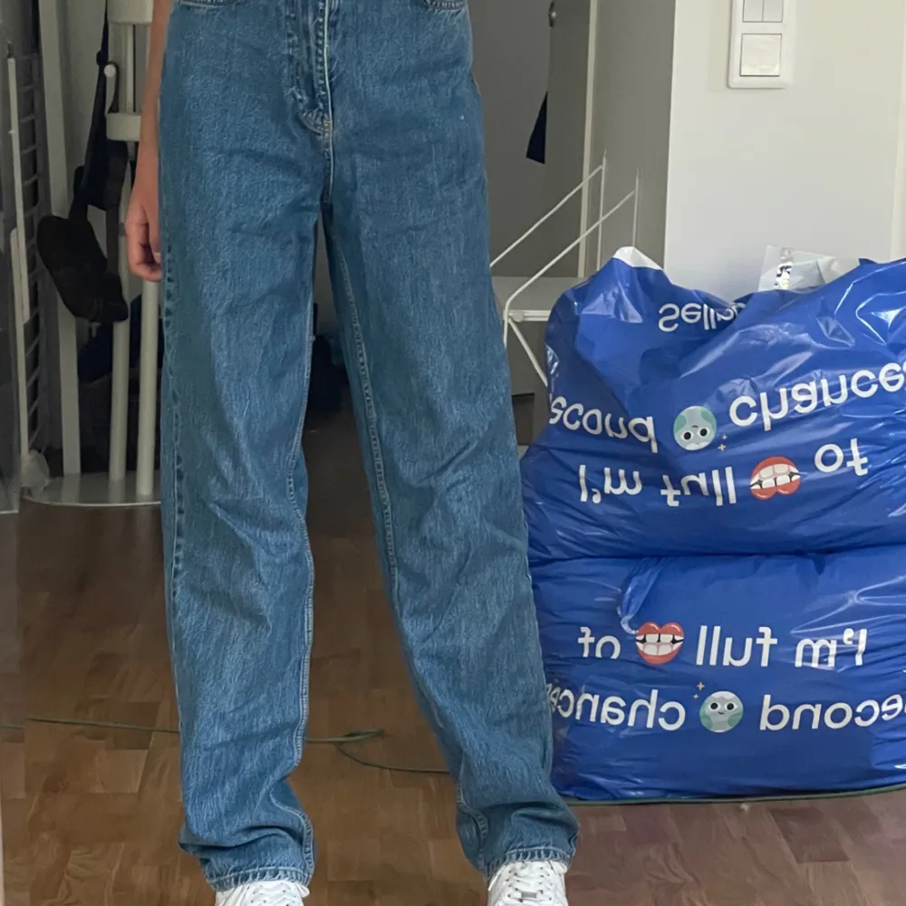 Skit snygga straight jeans från Gina i stl 32 men passar mig som har stl 36! Högmidjade som ni ser på bilden och som nya ❤️. Farkut & Housut.