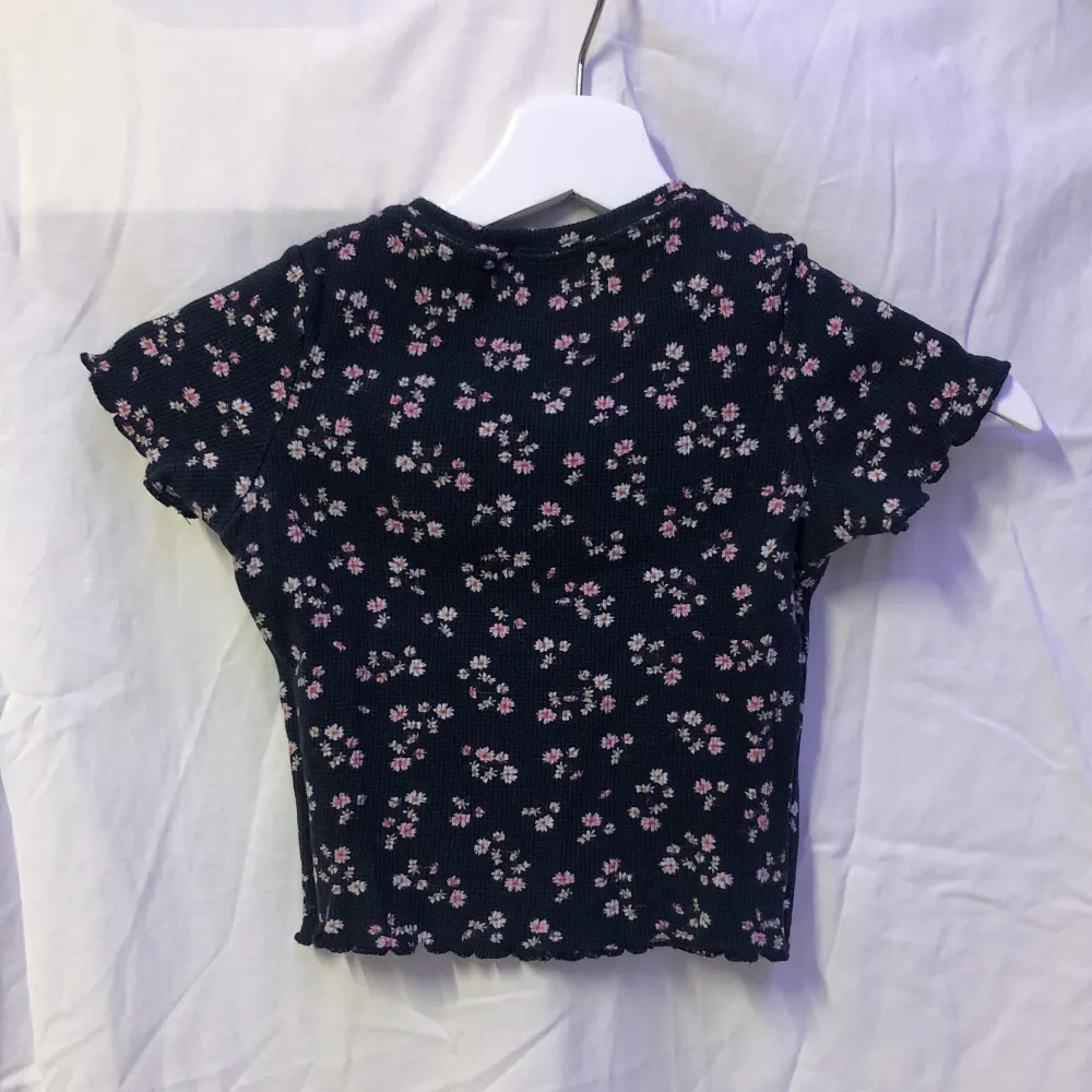 En Baby Tee från Pull & Bear som är strechig! Frakt på 54kr♥️. Toppar.