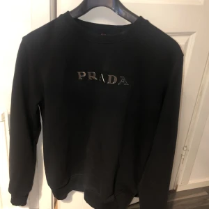 Märkeströja Prada Hugo boss peak perfomance - oandvända tröjor, äkta. Storlek M. Peak performance storlek S (äldre modell) Prada- 600kr hugoboss 350kr Peak performance 150kr 