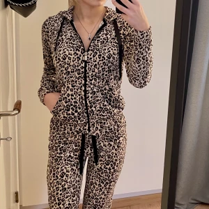Mjukisset - Leopardmönstrat mjukisset i velour från gina tricot, storlek xxs. Säljs tillsammans för 150kr eller 80kr/ del