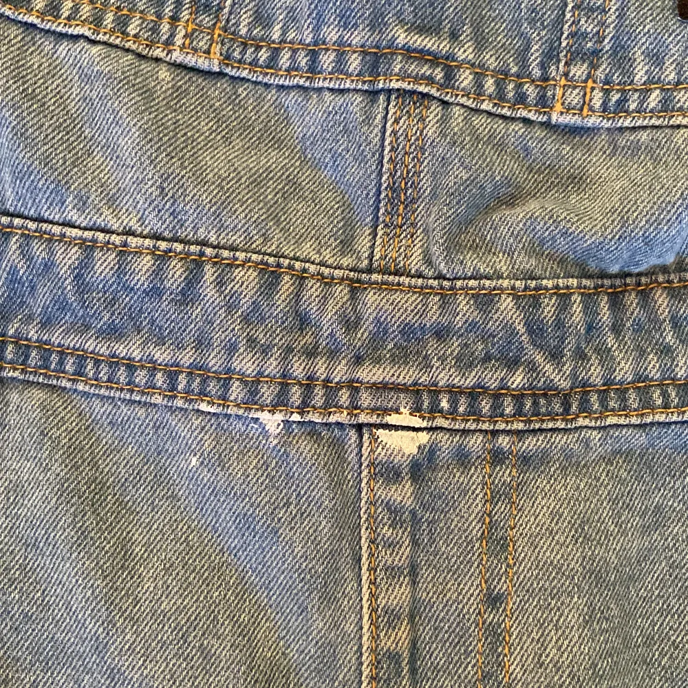 Ljusa jeans hängselbyxor som inte andvänds längre. Ganska fint märke ’Drdenim’ en liten vit färgfläck på sig. . Jeans & Byxor.