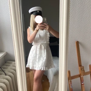 Studentklänning  - Säljer nu min älskade studentklänning (😢) jag hade förra året. Superfina detaljer med snörning vid midjan. Använd 1 gång, så den är i fint skick! Jag är 160cm för referens. Nypris 800! 💕💕