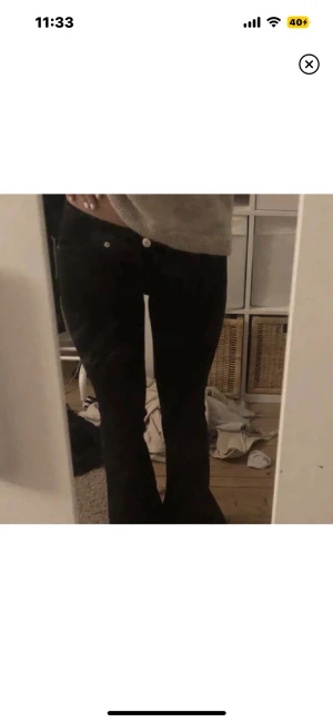 Lågmidjade jeans - Säljer dessa asnygga lågmidjade jeans då jag köpt dem på plick men de var liiite förstora❤️