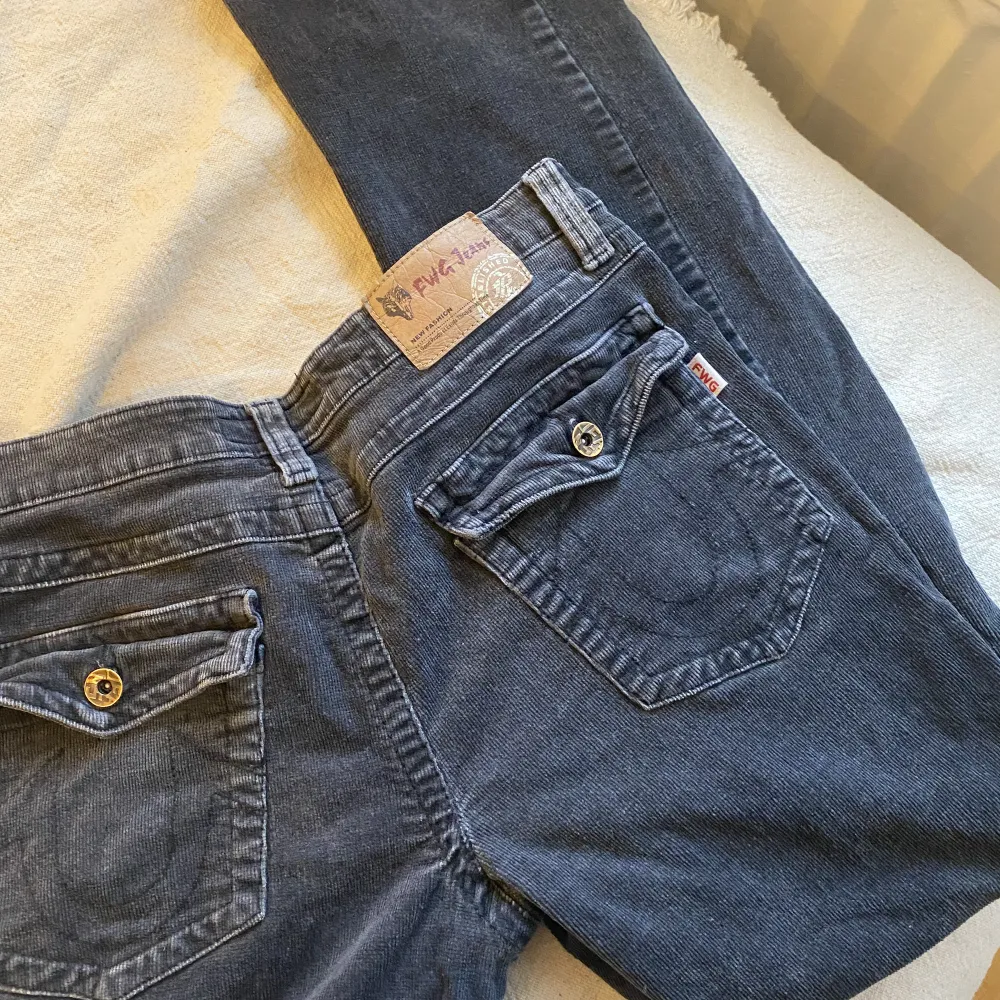 As coola jeans köpta secondhand, unika med ek snygg vintage look. Lågmidjade och flare. Sömen längs ned har jag tagit upp för att dem skulle bli längre, det är enkelt att fixa tillbaka den. . Jeans & Byxor.