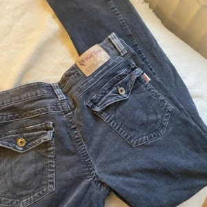 Jeans med fickor - As coola jeans köpta secondhand, unika med ek snygg vintage look. Lågmidjade och flare. Sömen längs ned har jag tagit upp för att dem skulle bli längre, det är enkelt att fixa tillbaka den. 