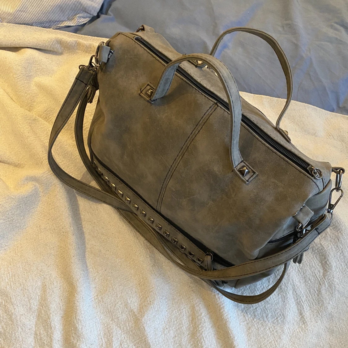 Väska med nitar  - 90