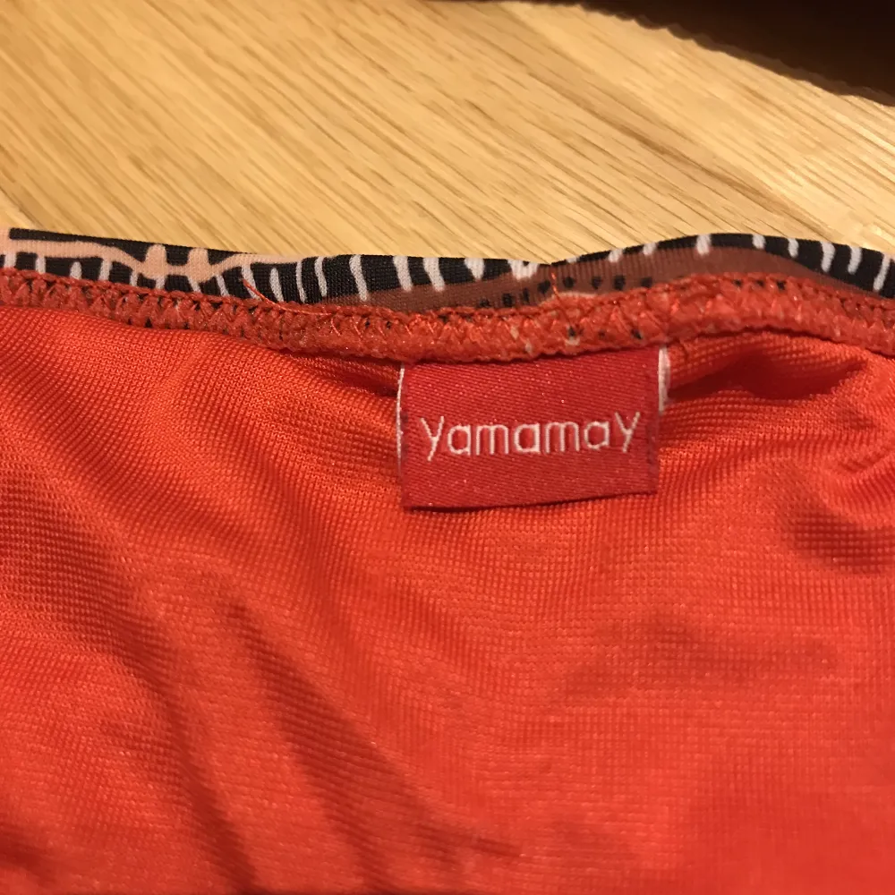 Mönstrad/orange bikini från Yamamay storlek 36/38. Övrigt.
