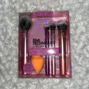 Real Techniques sminkborstar - ”Everyday Essentials” 5 pack. Helt ny och oanvända, säljes endast för att jag inte behöver dessa. 