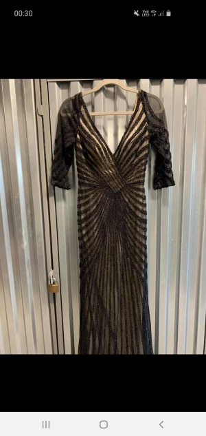 Festklänning  - Superfin festklänning köpt för flera tusen. Använd 2 tillfällen! Måste ses! 