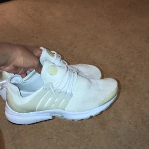 Nike presto Fly - Hej säljer mina gamla skor hitta de i min gaderob nyss och de passar inte mig  De är knappt använda  Storlek 39 Nike box skickas med 
