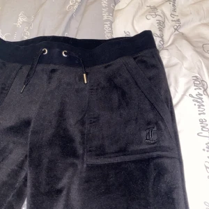 Svarta  juicy couture byxor  - Jag är 166cm och dom passar perfekt , väger 65kg och dom passar bra runt midjan
