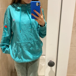 Hoodie - Denna hoodien har alltid varit min favorit. Så skön att bara gå runt med och färgen är underbar. 