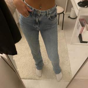 Säljer dessa jeans från Zara för dem aldrig kommer till användning. De är i storlek 36 och köpte dem för 399 och säljer dem för 250 då dem är i bra skick💝 Skriv till mig vid intresse 💓