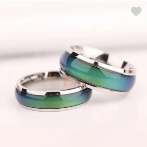 Humör ring - Oanvänd humör ring son ändrar färg. Säljer för råkat köpa för stor storlek. Köpt för 100kr. Står ej får frakt.