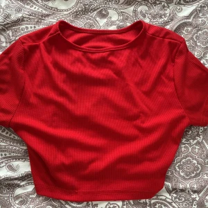 Röd T-shirt  - Röd kort T-shirt 
