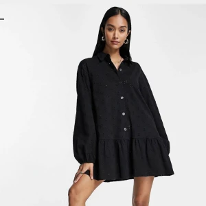 Skjortklänning - Svart skjortklänning från ASOS design, aldrig använd💖