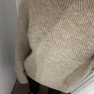 Stickad tröja -  En super fin vanlig beige stickad tröja som jag måste sälja då jag har jättemånga liknande. den är knappt använd och super fint skick, inte nopprig alls. Passar även xs. Köpt på hm för 250kr. Pris kan diskuteras 