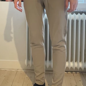 Les Deux Byxor - Beiga Les Deux byxor  Storlek: 29  Bra skick inga fläckar men det är lite nopprigt vid vikningen längst ner på byxbenet  Jag är 184cm 65kg  Frakt tillkommer