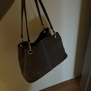 Grå mocka väska  - Jätte snygg grå mocka väska 🤗