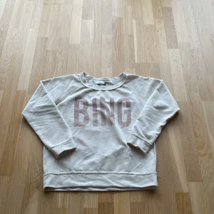 Anine Bing tröja  - Storlek Medium. I fint begagnat skick. Benvit i färgen. 