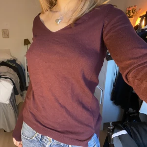 Vinröd långärmad tröja - Vinröd långärmad tröja köpt secondhand med fin urringning, passar xs-m 