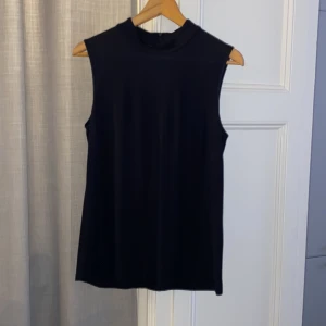 Marville road  - Fantastiskt fin mörkblå topp från Marville Road. Lite längre i modellen. Blixtlås i nacken. Passar även en med storlek 36