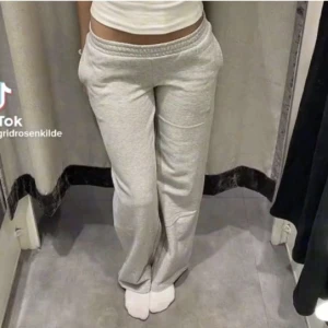 Lågmidjade mjukisbyxor  - Populära lågmidjade mjukisbyxor från bikbok. Passar runt 165 cm Kan gå ner till 200kr vid snabbt, enkelt köp