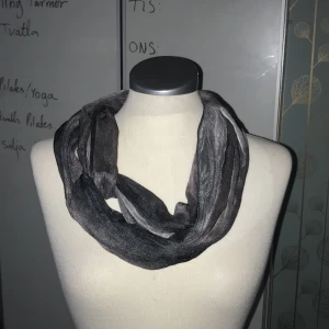 Sjal - Fin grå sjal vet ej var den är köpt 