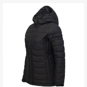 Peak performance skid/dunjacka - Endast använd en gång, säljer för att den inte kommer till användning. Storlek xs men passar S och en "liten" M. Nypris 4200, säljer för 2999kr