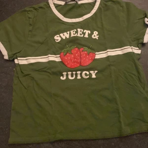 Grön top  - En grön top med jordgubbar på 