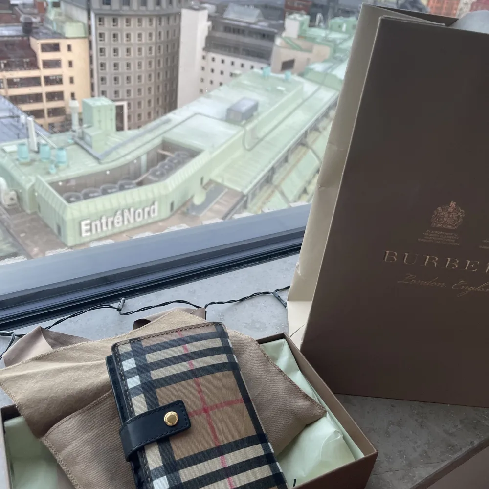 Burberry wallet Condition: like new It has the box, dust bag The original price was 6300 SEK. Väskor.
