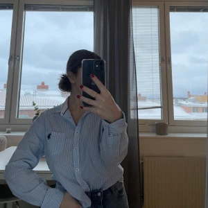 Randig skjorta  - En väldigt fin blå randig skjorta, sparsamt använd 