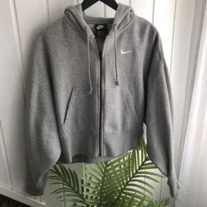 Nike oversized huvtröja, passar till xs-m  Använd ca 4 gånger, nypris 645kr