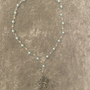 Halsband fjäril - Egentillverkat halsband med fjäril charm.