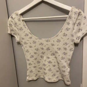 Supergullig topp - Supergulllig topp från hm i nyskick🤍(jag står inte för frakten)