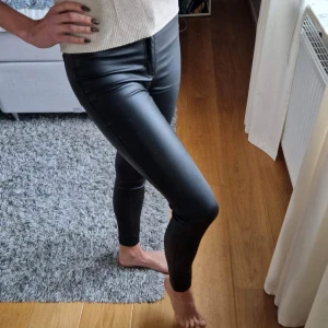 Skinnbyxor 🖤 - Sparsamt använda skinnbyxor med fickor baktill. Storlek M. 