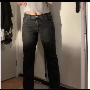 2 st Lågmidjade jeans från weekday i olika storlekar, aldrig använt pga att dom är för små för mig. Säljer dom seperat för 200kr var. Läs info för mer info eller kontakta mig privat för frågor💗