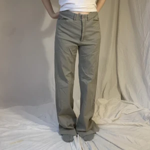 Gråa byxor  - Gråa byxor med rosa knapp😊 midja 74cm🥳 innerbenet-80cm😀