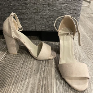 Sommar klackskor NLY Sandaletter - Helt oanvända klack från Nelly.  Nypris: 399 kr Säljs för 200 kr 