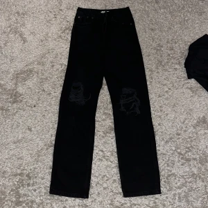 jeans - jeans med slitningar i knäna, knappt använda.  130kr + frakt, pris kan diskuteras!