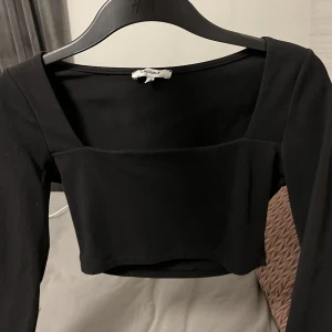 Chiquelle topp  - Jättefin topp från chiquelle. Köptes för 499kr och säljer för 299kr+frakt. Knappt använd. Storlek xs