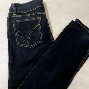 Mörkblå raka lågmidjade jeans