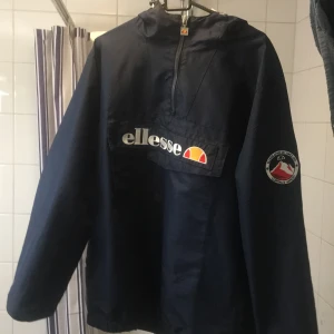 Ellesse jacka tillslag - Ellesse vind vår jacka i storlek XXL 