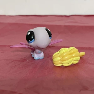 Littlest pet shop dragonfly #1902 med tillbehör  - Trollslända #1902 med tillbehör, Kolla gärna mina andra annonser då jag kan skicka dom i samma paket, frakten kan öka med 15kr per 100gram vid samfrakt
