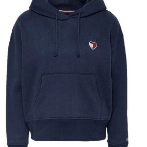 Tommy Hilfiger huvtröja  - Huvtröja i nyskick, jag har däremot gjort knutar på snörena men det kan man knyta upp 🙈  Finns inte att köpa längre vad jag ser 🙌🏻 Men kostar strax över 1000 på de sidor den har funnits på ☀️ Storlek medium, passar nog S-M 🫶🏻 