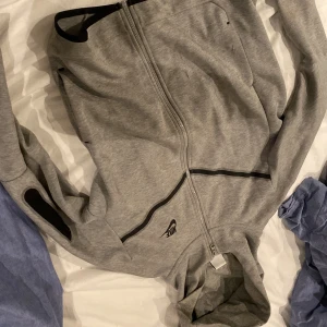 Nike tech fleece - Nu säljer jag min Nike tech använd ungefär 10 gånger storlek barn XL. Säljer denna tröja eftersom jag inte har något andvänding av den längre för den är för liten för mig nu skriv om ni har några frågor 