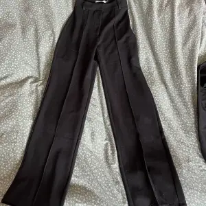 Svarta kostymbyxor från NAKD i storlek 32. Dem är väldigt långa i benen och är högmidjade. Dem är aldrig använda❤️Bara fråga om ni har några frågor. (Köparen står för frakten)