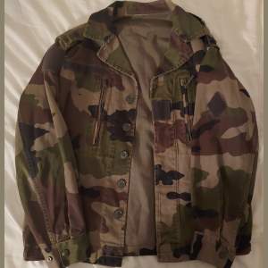 Cool camouflage jacka, märke och storlek har klippts bort någon gång men skulle säga att den är en M. Eventuell frakt betalas av köparen 💚🤎