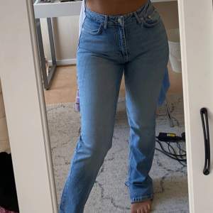 Säljer dessa supersnygga jeans från zara med slits! Säljer pga att dom är för långa på mig som är 154🫶🏻 storlek 38 men passar mig som vanligvis har 36