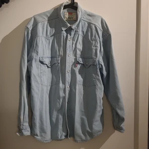 Jeans skjorta  - Levisskjorta st. L, fint skick.